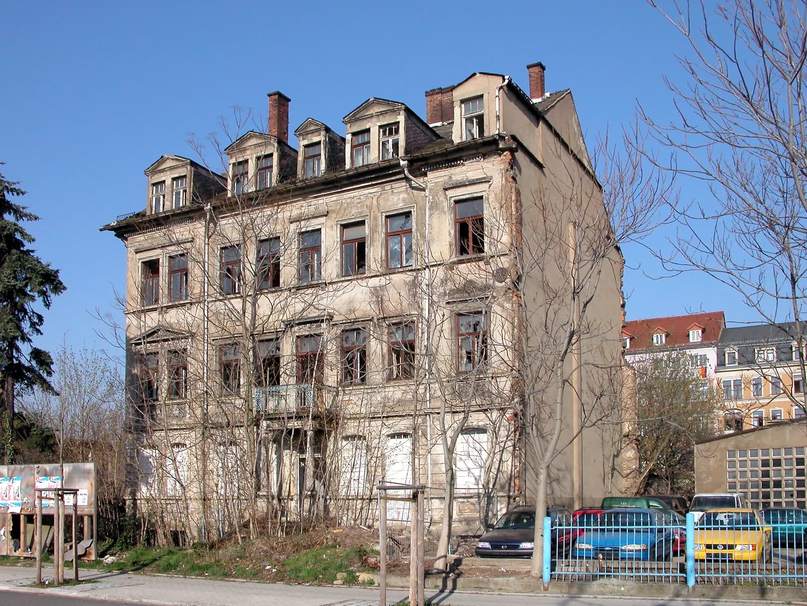 Wohnhaus an der Löbtauer Straße in Dresden-Löbtau — typische Altbau-Bebauung