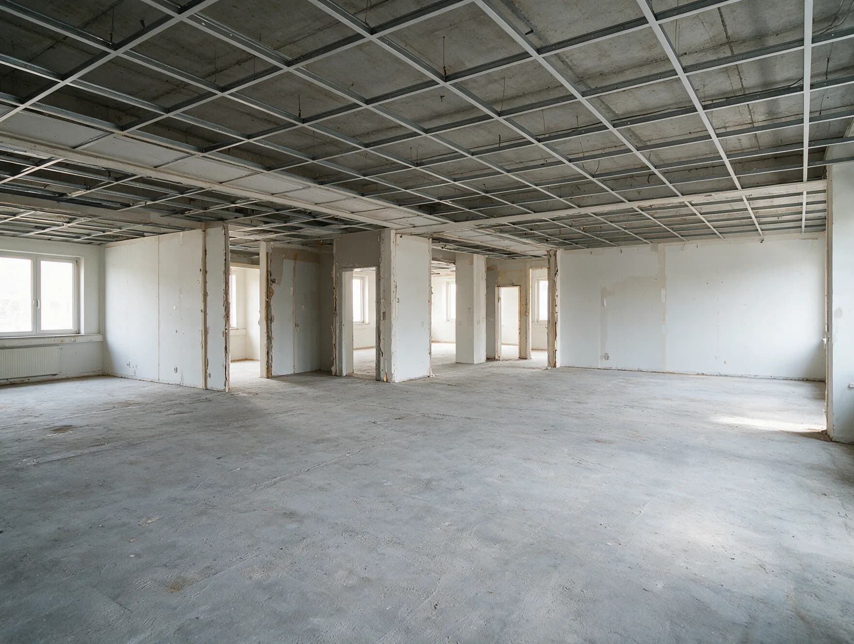 Entkernung von Büroflächen in Dresden: Gewerbefläche bis zum Rohbau vor dem Umbau