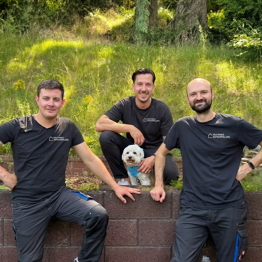 Festpreis Entrümpelung Team in Dresden vor einem Auftrag mit Inhaber Lukas Frahm