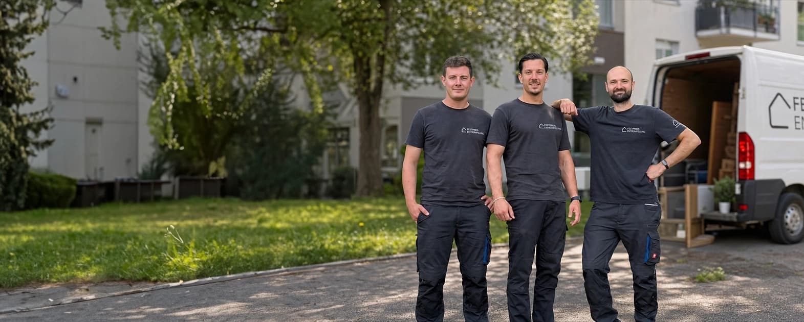 Team von Festpreis Entrümpelung Dresden bei einer Haushaltsauflösung