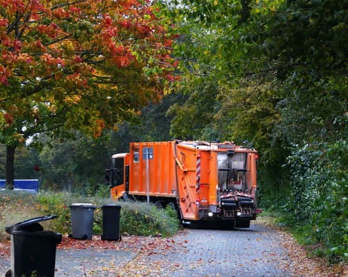 Müllwagen auf einer Straße — Wertstoffhof nutzen