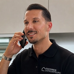 Inhaber Lukas Frahm am Telefon
